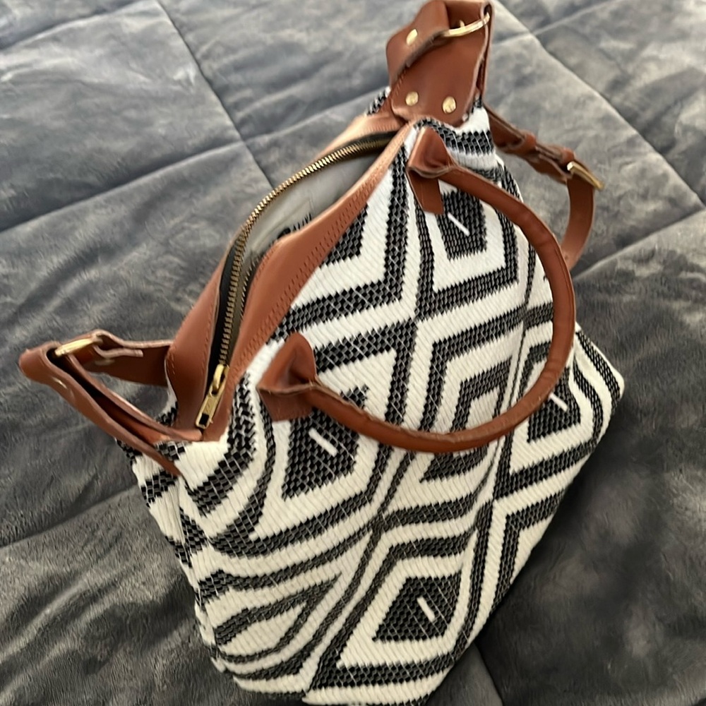 This is a TEUBE ALIVE Purse.